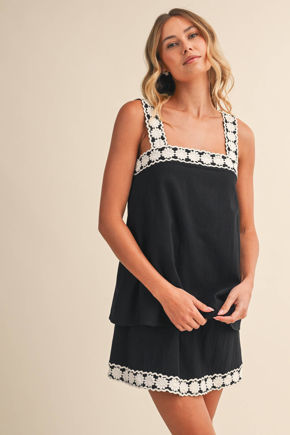 SLEEVELESS LINEN MINI DRESS WITH CONTRAST LACE TRIM