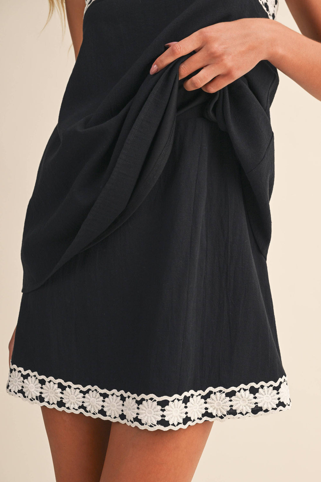 SLEEVELESS LINEN MINI DRESS WITH CONTRAST LACE TRIM