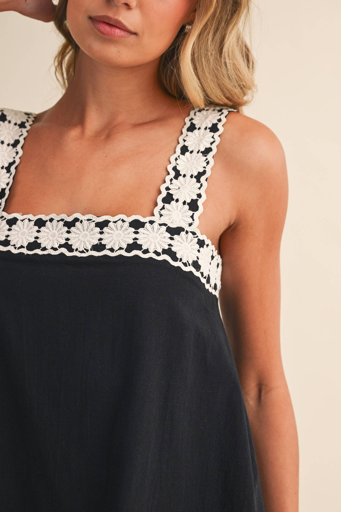 SLEEVELESS LINEN MINI DRESS WITH CONTRAST LACE TRIM